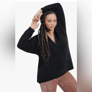 UGG Deeann CloudFluff
V Neck Sweater
Black Wool Blend Soft Fleece